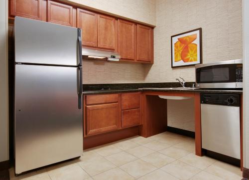 Dapur atau dapur kecil di Residence Inn Midland