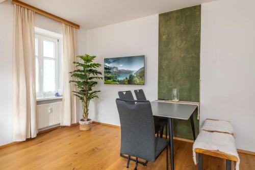 a room with a table and chairs and a plant at HOAMAT fürs HERZ, Das kleine Herz in Gröbming