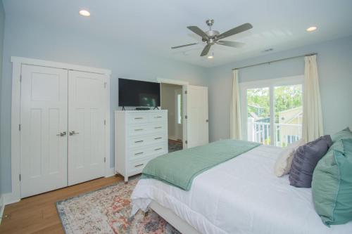Ένα ή περισσότερα κρεβάτια σε δωμάτιο στο 4 Bed and 5 Bath Fripp Island Rental on Davis Love