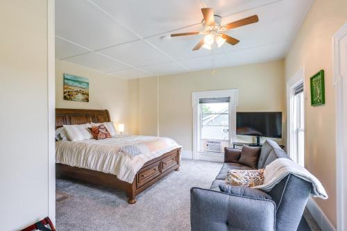 una camera con letto, divano e ventilatore a soffitto di Renovated 1800s Brick Farmhouse in Granville a Granville