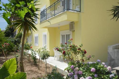 Κήπος έξω από το Apartments Begovic
