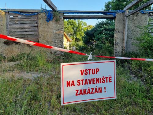 a sign that reads virus mma shawmite zimbabwe at 02 JURTA hnědá v jablečném sadu 