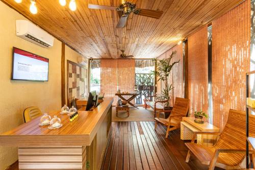 a living room with a ceiling fan and wooden floors at Rio Quente Resorts - Hotel Giardino in Rio Quente