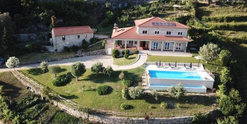 an aerial view of a house with a swimming pool at Encosta do Sol in Abadim