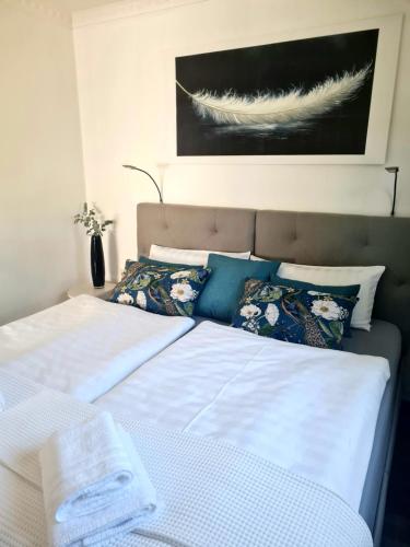 two beds sitting next to each other in a bedroom at DAS kleine Haus in Wandlitz
