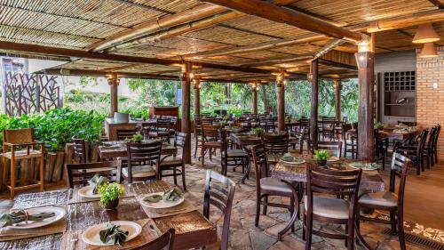 a restaurant with tables and chairs in a room at Rio Quente Resorts - Hotel Giardino in Rio Quente