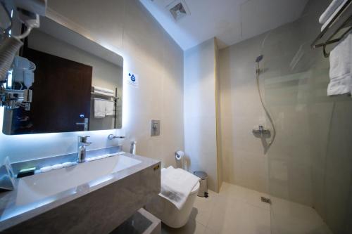 メディナにあるAfaq Silver Hotelの洗面台、トイレ、シャワー付きのバスルーム