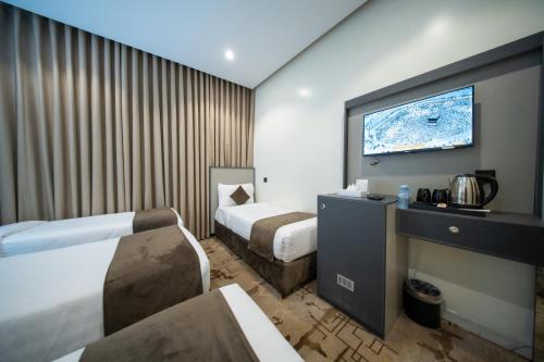 メディナにあるAfaq Silver Hotelのベッド2台と薄型テレビ付きのホテルの部屋