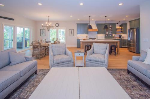 Η κουζίνα ή μικρή κουζίνα στο 4 Bed and 5 Bath Fripp Island Rental on Davis Love