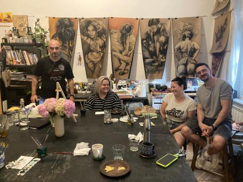 ザグレブにあるStudio Loft in Zagreb Centerのテーブルの周りに座っている人々のグループ
