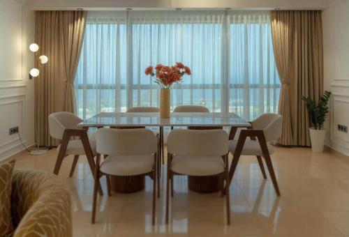 Lux 4BR & S Full view of Oran Bay and port