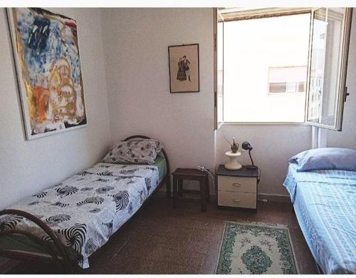 Postel nebo postele na pokoji v ubytování Thrifty, quiet, authentic apartment with 2 comfortable single beds