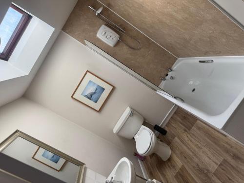 O baie la The Bell Hotel Cottages