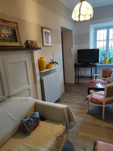 a living room with a couch and a television at Casa di Rosa in Cureggio