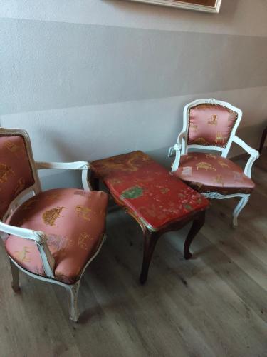 two chairs and a table and a table and two chairs at Casa di Rosa in Cureggio