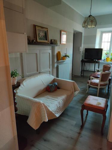 a living room with a bed and a table at Casa di Rosa in Cureggio
