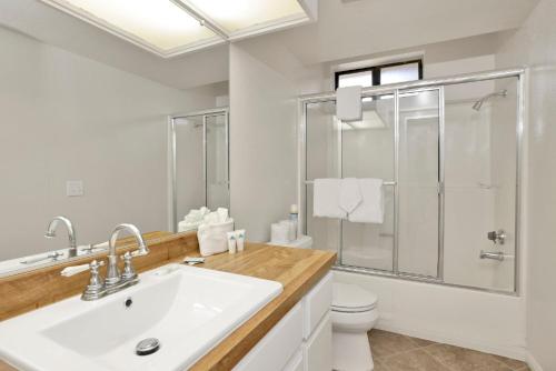 ein Badezimmer mit Waschbecken, Dusche und Toilette in der Unterkunft Restmoore #2425 in Big Bear Lake