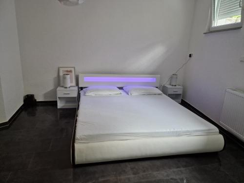 Una cama o camas en una habitación de Break A Journey Ap