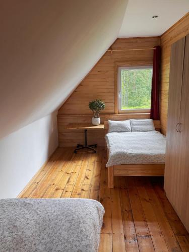 Ένα ή περισσότερα κρεβάτια σε δωμάτιο στο Forest house Einblūti