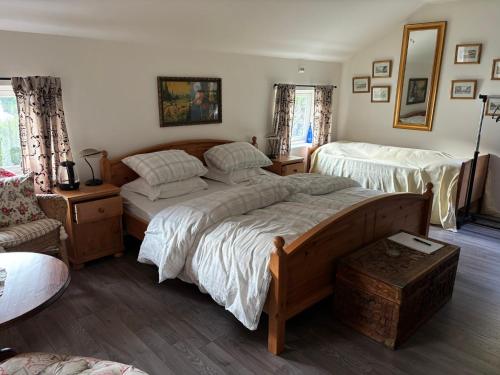 um quarto com duas camas em um quarto em Iris Vedal em Nauste