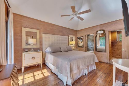 Un dormitorio con una cama y un ventilador de techo. en Private Garden Guest House W Parking, en Atlanta