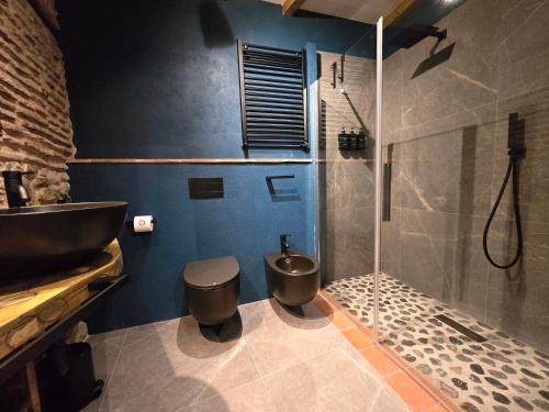 a bathroom with a toilet and a sink and a shower at Le Diecimine - Dimora Linda in Diecimo