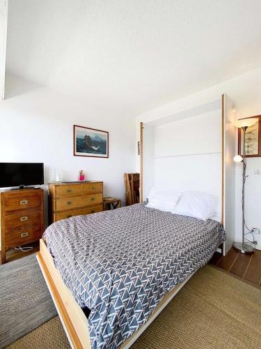 une chambre avec un grand lit et une commode dans l'établissement Résidence Casino - Studio 2 personnes proche plages à Lacanau Océan MAE-0411, à Lacanau