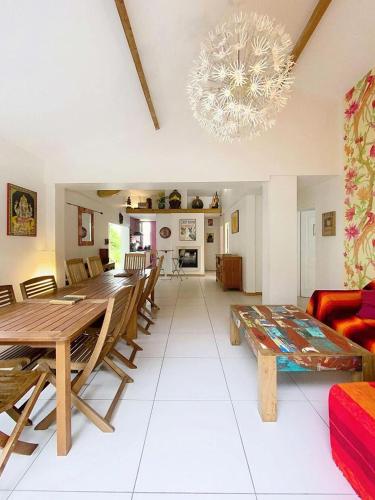une salle à manger et un salon avec une table et des chaises dans l'établissement Résidence 04071-lacanau Ocean - Maison individuelle 4 chambres pour 8 personnes à Lacanau océan, plage à pieds MAE-1171, à Lacanau