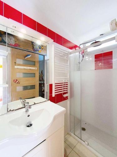 une salle de bain avec un lavabo et une douche dans l'établissement Résidence 04071-lacanau Ocean - Maison individuelle 4 chambres pour 8 personnes à Lacanau océan, plage à pieds MAE-1171, à Lacanau