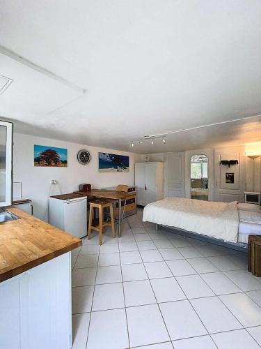 une chambre avec un lit et une cuisine avec une table dans l'établissement Résidence 04071-lacanau Ocean - Maison individuelle 4 chambres pour 8 personnes à Lacanau océan, plage à pieds MAE-1171, à Lacanau