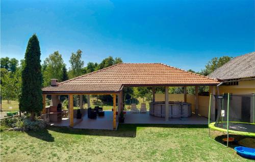 Κήπος έξω από το 2 Bedroom Lovely Home In Duga Resa