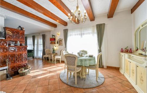 a kitchen and dining room with a table and chairs at Stunning Home In Vucetinec in Gornji Mihaljevec