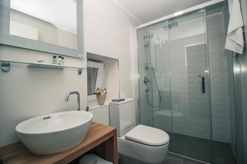 y baño con lavabo, ducha y aseo. en Apartments St. Michel, en Dubrovnik