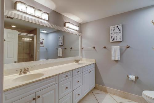 une salle de bain avec un lavabo et un miroir dans l'établissement 1849 Beachside Tennis at The Sea Pines Resort, à Île de Hilton-Head