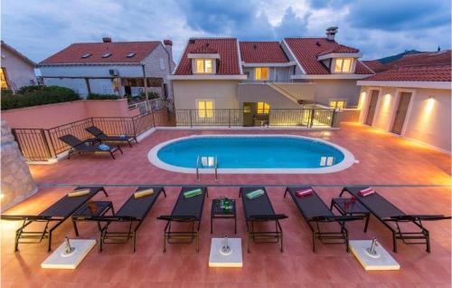Beautiful Apartment In Molunat