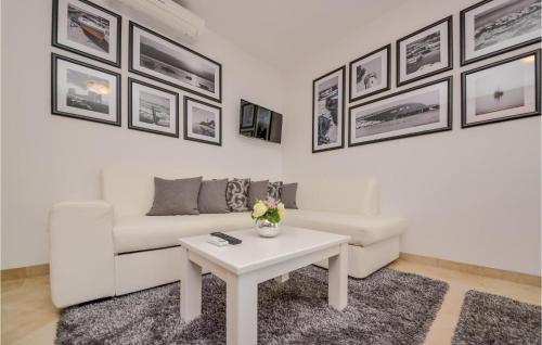 Χώρος καθιστικού στο 7 Bedroom Cozy Home In Vir