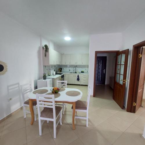 eine Küche und ein Esszimmer mit Tisch und Stühlen in der Unterkunft Delilaj apartment in Përmet