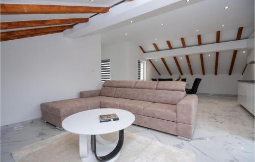 a living room with a couch and a table at Lovely Home In Podbablje Gornje in Podbablje