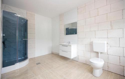 a bathroom with a toilet and a glass shower at Lovely Home In Podbablje Gornje in Podbablje