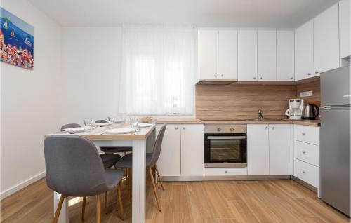 Lovely Apartment In Zadar With Wifi