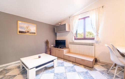 TV a/nebo společenská místnost v ubytování Nice Apartment In Krusevo With Wifi