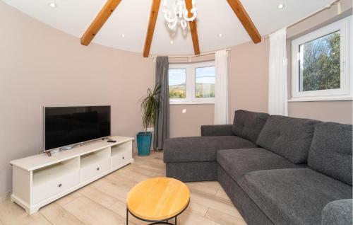 TV a/nebo společenská místnost v ubytování 1 Bedroom Beach Front Home In Krusevo