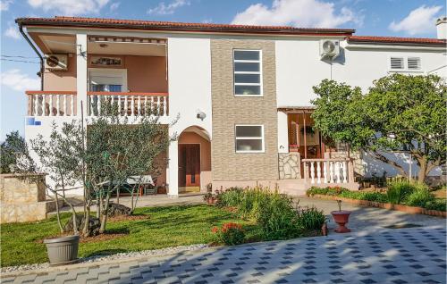 una casa con porche y entrada en 2 Bedroom Lovely Apartment In Vrsi, en Vrsi
