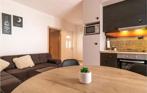 Beautiful Apartment In Bibinje With Wifi
