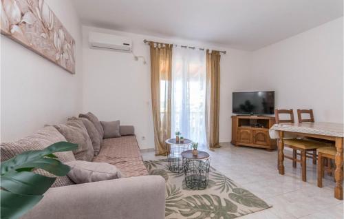Televisyen dan/atau pusat hiburan di Cozy Apartment In Sveti Filip I Jakov