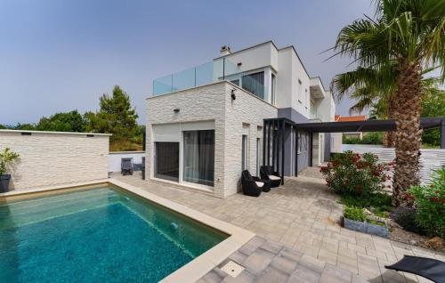 Stunning Home In Zaton