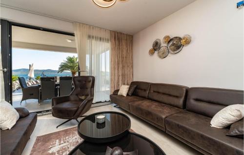 Posezení v ubytování 4 Bedroom Stunning Home In Sukosan