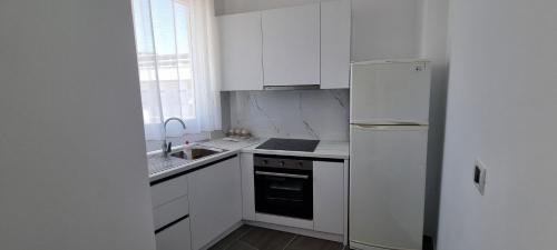 Η κουζίνα ή μικρή κουζίνα στο Apartamente Kune Shengjin F5