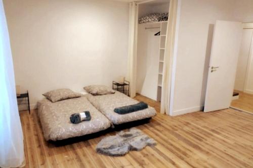 a bedroom with a bed and a wooden floor at Maison centre Hennebont in Hennebont