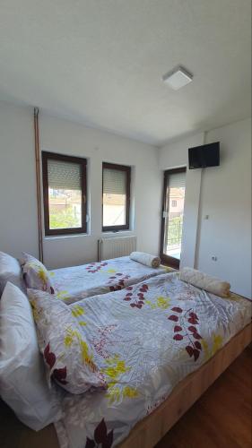 Ένα ή περισσότερα κρεβάτια σε δωμάτιο στο Villa Krushevo